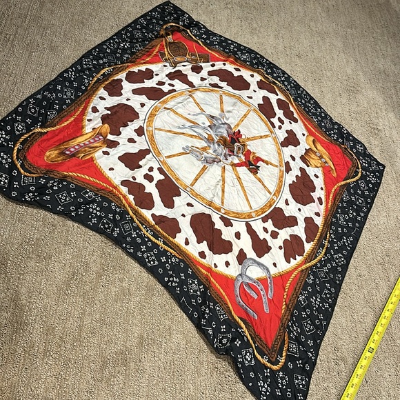 Beautiful lot of designer scarfs selling as a bundle - Picture 17 of 17